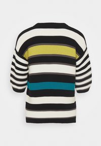 Stribet pullover-trøje med sort, hvid, olivengrøn, grå og blågrøn farve, ribbet tekstur og rund halsudskæring.