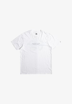 Bílý krátký rukáv tričko vyrobené z bavlny, s černě potištěným logem uprostřed, obsahujícím text "Quiksilver" a "Boardsport Company".