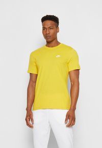Nike Sportswear CLUB TEE - Navadna majica - gelb/weiss