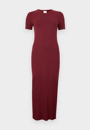 Robe maxi côtelée bordeaux avec manches courtes, col rond et détail de logo subtil au niveau de la poitrine. Texture lisse et silhouette ajustée.
