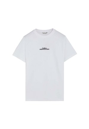 Camiseta blanca de algodón de manga corta con cuello redondo y pequeño texto negro "Scalpers Creative Studio" centrado en el pecho.