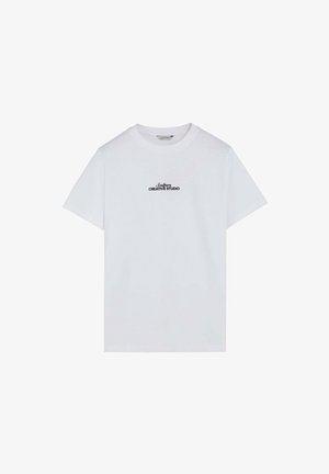T-shirt blanc en coton à manches courtes avec col rond et petit texte noir "Scalpers Creative Studio" centré sur la poitrine.