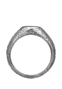 Texturerad silverring med rundad form, med ojämna ytor och ett glansigt avslut, som reflekterar ljus i olika riktningar.