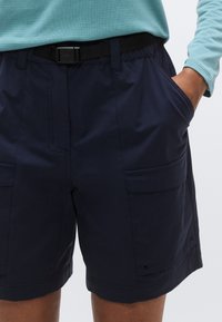 Σορτς ναυτικού με επίπεδη μπροστινή σχεδίαση, δύο πλαϊνές τσέπες και μαύρη ρυθμιζόμενη ζώνη. Κατασκευασμένα από ελαφρύ, απαλό ύφασμα.