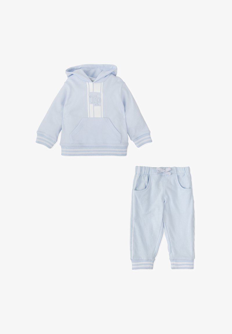 Survêtement pour tout-petits de couleur bleu clair, comprenant un sweat à capuche avec une poche frontale et des accents rayés, associé à un pantalon assorti avec une taille élastique.