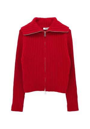 Rode geribde zip-up trui met een brede kraag. Gemaakt van gebreide stof, met lange mouwen en een aansluitende zoom. Voorzien van een zilveren ritsdetail.