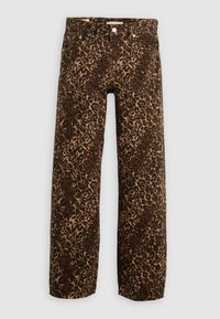 Luipaardprint wijde broek in bruin en beige. Gemaakt van denim, met een klassieke vijf-pocket ontwerp en metalen hardware accenten.