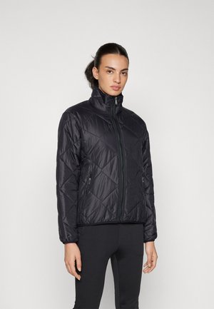 Veste matelassée noire avec un col haut, une fermeture éclair et des poches latérales. Présente un tissu brillant et lisse avec un design épuré.