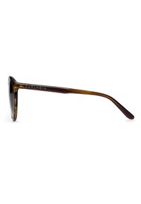 Ochelari de soare cu model țestoasă și lentile întunecate. Caracteristicile includ temple subțiri și curbate și un logo auriu gravat pe braț. Textură netedă.