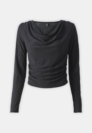 Top negro de manga larga con un escote drapeado tipo cowl, laterales fruncidos y una tela suave y elástica. Diseño ajustado con un dobladillo cortado.