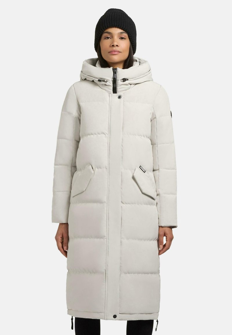 Lang, lys grå dunjakke med hette og knappelukking foran, med sidelommer og et glatt, strukturert stoff. Svart strikket lue inkludert.