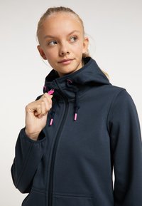 Felpa con zip color blu navy e colletto alto, con dettagli rosa nei lacci e una texture liscia. Comprende una tasca frontale.