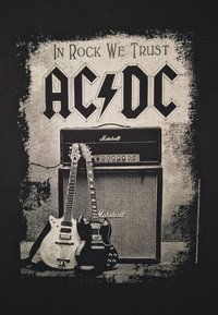 Zwarte shirt met een afbeelding van twee elektrische gitaren voor een Marshall-versterker, tekst leest "In Rock We Trust AC/DC."