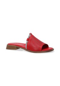 Rød læder slide sandal med perforeret design, åben tå og lavt træhæl. Har dekorativt sølvhardware på overdelen.