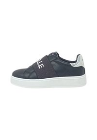 Sneaker nera in pelle con una larga fascia elastica che presenta testo bianco; tomaia texturizzata; suola in gomma bianca; dettaglio argentato sul tallone.