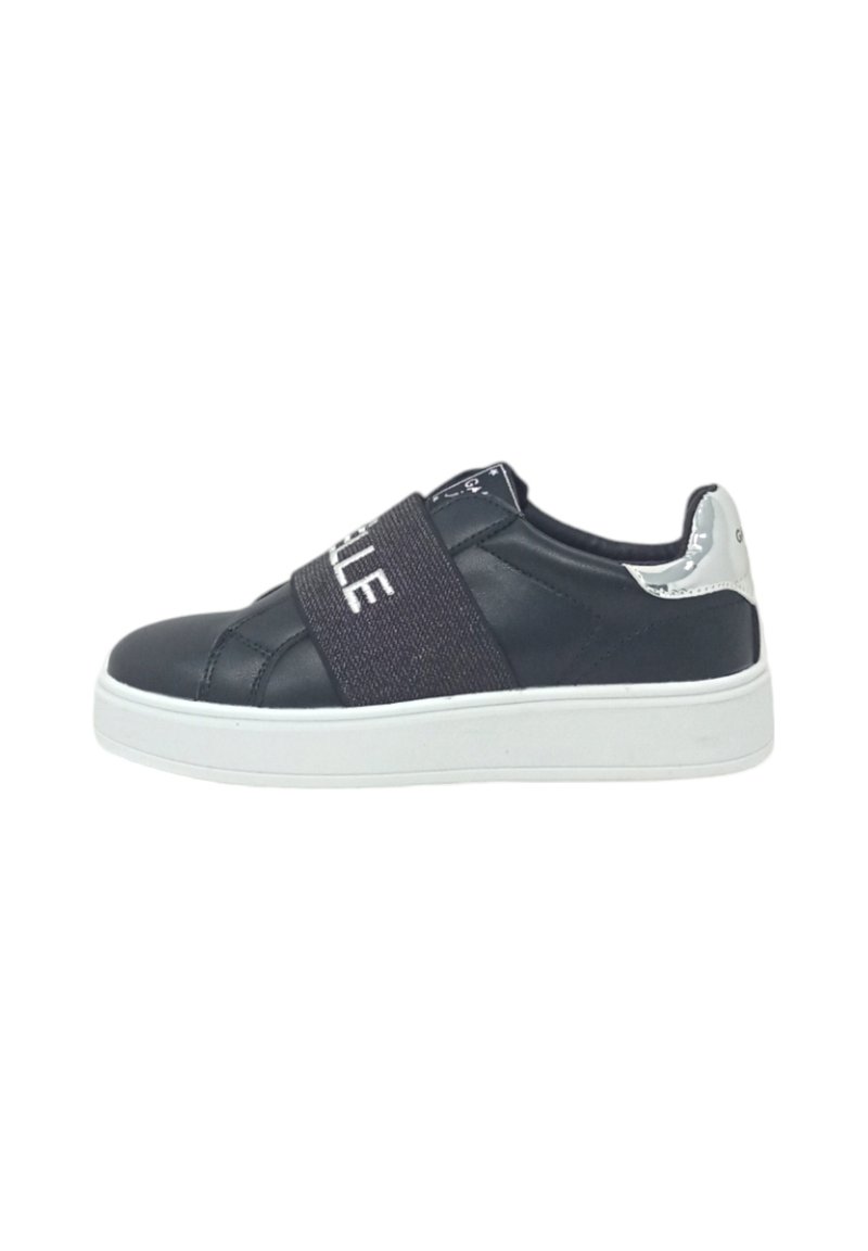 Sneaker nera in pelle con una larga fascia elastica che presenta testo bianco; tomaia texturizzata; suola in gomma bianca; dettaglio argentato sul tallone.