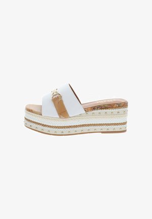 Sandale compensée blanche et beige avec une semelle intérieure à motif carte, des détails tressés sur la plateforme et des clous dorés le long du bord de la semelle.