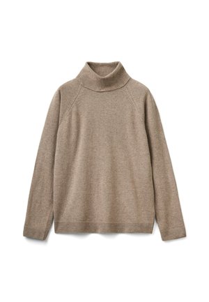 Beżowy sweter z długim rękawem, wełniany, z wysokim kołnierzem, z prążkowanymi wykończeniami przy kołnierzu, mankietach i dolnym wykończeniu, leżący na białym tle.