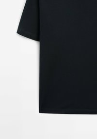 Schwarzes kurzärmeliges T-Shirt aus Baumwolle. Der Stoff hat eine glatte Textur, mit geradem Schnitt und Rundhalsausschnitt. Ohne Muster oder Akzente.