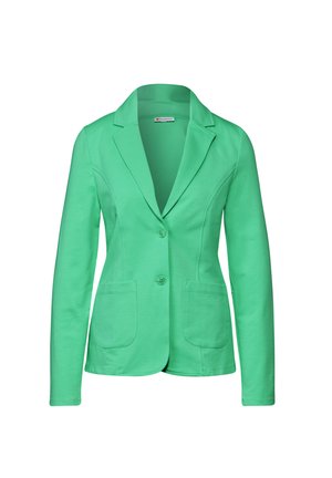 Blazer vert en tissu doux, avec un col cranté, deux poches avant et une fermeture à bouton unique. Coupe ajustée et texture lisse.
