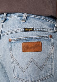Wrangler Džíny Relaxed Fit - light-blue denim