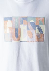 Guess MOSAIC TEE - Majica kratkih rukava s printom - pure white