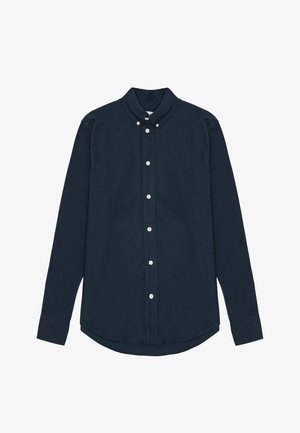 Camicia blu navy con bottoni, realizzata in tessuto morbido. Presenta un colletto standard, maniche lunghe e bottoni bianchi lungo la patta.