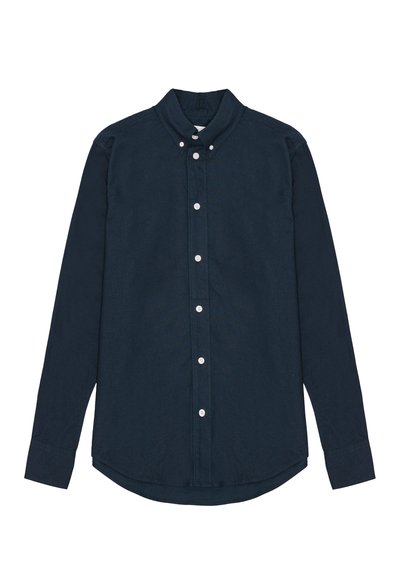 Camicia blu navy con bottoni, realizzata in tessuto morbido. Presenta un colletto standard, maniche lunghe e bottoni bianchi lungo la patta.