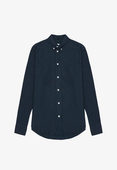 Camicia blu navy con bottoni, realizzata in tessuto morbido. Presenta un colletto standard, maniche lunghe e bottoni bianchi lungo la patta.