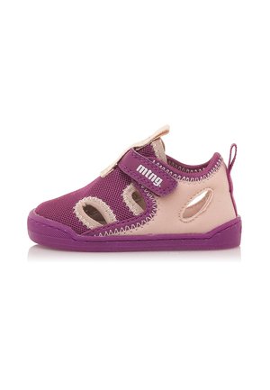 Zapato de malla púrpura y beige con detalles recortados, correa de Velcro y suela de goma. Presenta acentos cosidos y un lazo en el talón para facilitar el uso.
