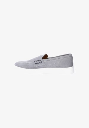 Scarpa slip-on in suede grigio con suola in gomma bianca, caratterizzata da un design cucito e dettagli a taglio laterale per una facile indossabilità.