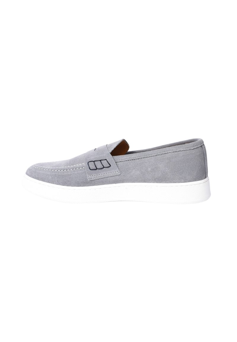 Scarpa slip-on in suede grigio con suola in gomma bianca, caratterizzata da un design cucito e dettagli a taglio laterale per una facile indossabilità.