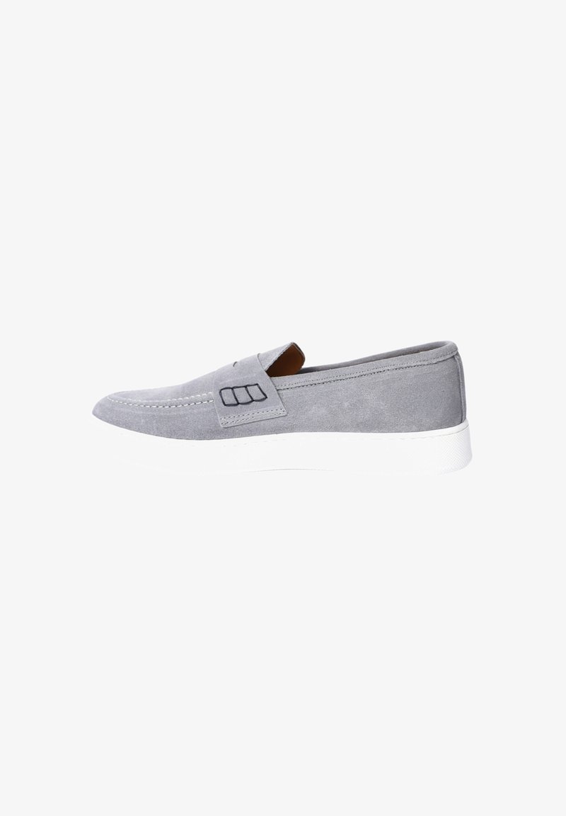 Scarpa slip-on in suede grigio con suola in gomma bianca, caratterizzata da un design cucito e dettagli a taglio laterale per una facile indossabilità.