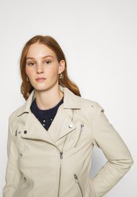 ONLY ONLGEMMA BIKER  - Casaco de pele sint�ética - peyote