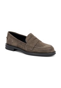 Mocassins en daim marron avec un bout arrondi, accent de couture décoratif et une semelle en caoutchouc noir. Style plat et décontracté adapté à diverses occasions.