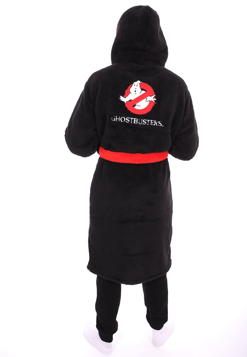 Svart huvtröja i mjukt och plyschmaterial. Har röd bälte och Ghostbusters-logotyp på ryggen. Långa ärmar och knälång design.