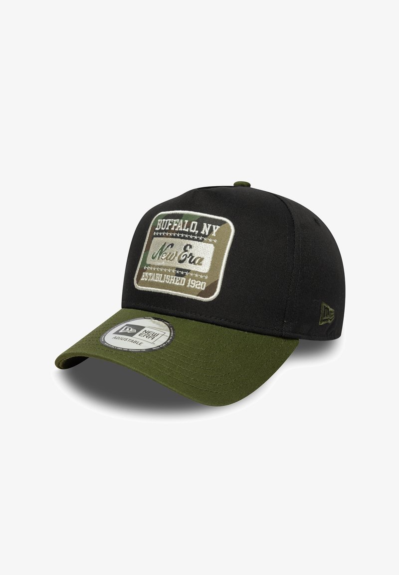 Boné de beisebol preto e verde oliva com faixa ajustável, apresentando um retângulo que lê "Buffalo, NY" e "New Era", estabelecido em 1920.