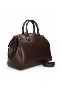 Borsa a mano in pelle marrone con doppi manici, finitura lucida e tracolla removibile. Presenta bordi curvi e un comparto con cerniera.