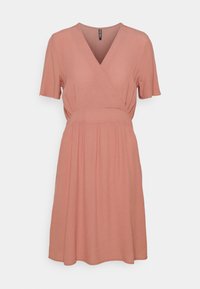 Sukienka kopertowa z krótkim rękawem, wykonana z miękkiej tkaniny w kolorze koralowym, z dekoltem w kształcie litery V, marszczonym pasem i lejącym się dołem z delikatnym układem fałd.