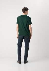GANT TONAL SHIELD - T-shirts med print - tartan green