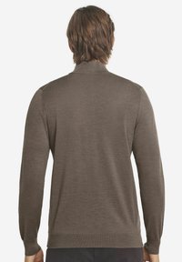 Brauner Strickpullover mit Kragen, langen Ärmeln und gerippten Bündchen. Das Material wirkt glatt mit einer subtilen Textur.