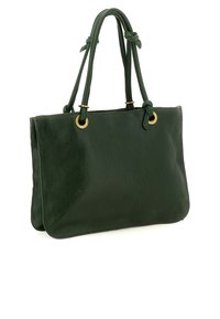 Borsa a tracolla in pelle verde scuro con manici annodati a doppio nodo e dettagli in occhio dorato su sfondo bianco puro.