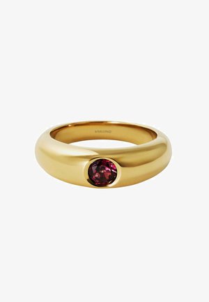 Anillo chapado en oro con una banda lisa y redondeada, y una gema rosa redonda central engastada en un bisel circular.