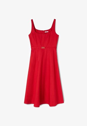 Rochie roșie fără mâneci, cu un corset ajustat, fustă largă și un accent decorativ auriu la talie. Material din bumbac neted.