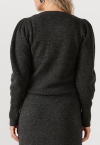 Grijze gebreide trui met opgeblazen mouwen en een ronde halslijn, met een gestructureerde stof en een aansluitende taille.