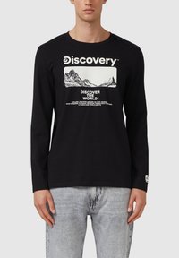 Czarny longsleeve t-shirt wykonany z bawełny, z białym wzorem graficznym przedstawiającym góry oraz textem z przodu; okrągły dekolt.