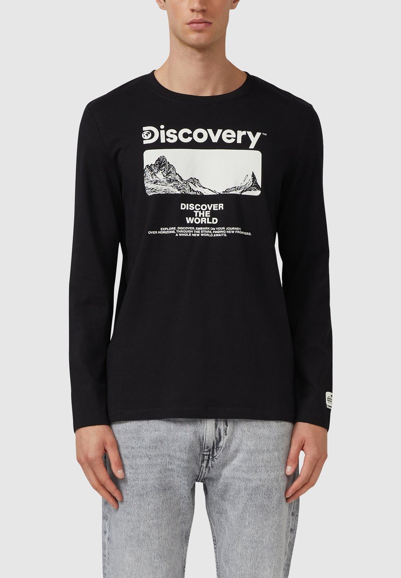 Czarny longsleeve t-shirt wykonany z bawełny, z białym wzorem graficznym przedstawiającym góry oraz textem z przodu; okrągły dekolt.