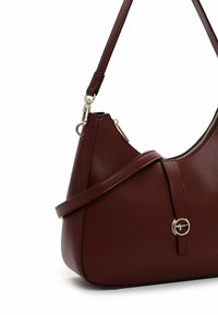 Burgunderleder-Handtasche mit geschwungenem Design, verstellbarem Tragegurt und goldenen Hardware-Akzenten, ausgestattet mit einem Reißverschluss und dekorativen Details.