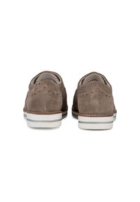 Ruskeat mokkakengät, joissa on rei'itetty yksityiskohtia, valkoiset kumipohjat ja pyöreä kärki. Ominaisuuksiin kuuluu yksinkertainen, klassinen muotoilu, jossa on kontrastivärejä.