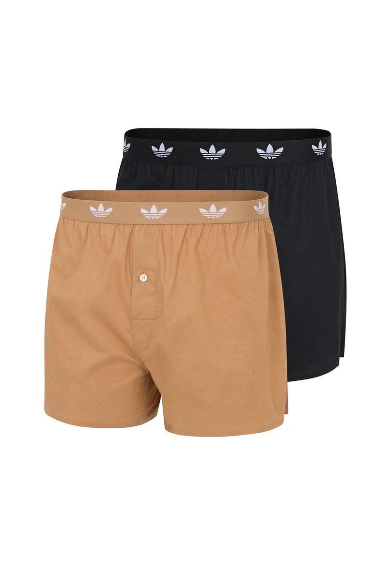 Zwei Boxershorts: eine braune mit einem einzelnen Knopf und eine schwarze. Beide haben elastische Taillenbänder mit einem weißen Logo-Muster.